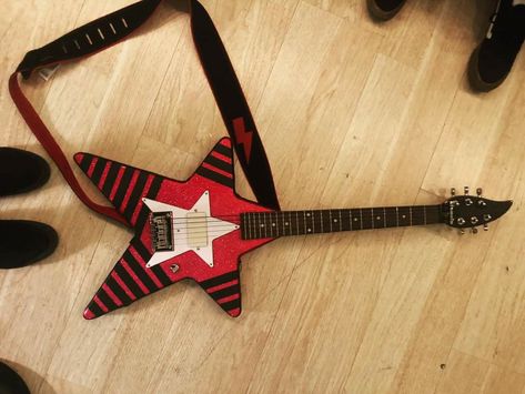 Cool Electric Guitar Design, Cool Bass Guitars, Punk Guitar, Star Guitar, Pretty Guitars, Instruments Art, Electric Guitar Design, Guitar Obsession, Cool Electric Guitars