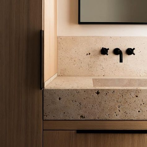 Drømme Bad, Design Interior Baie, Travertine Bathroom, Stone Bathroom Sink, Stone Walls Interior, Sustainable Interior Design, Natural Bathroom, Stone Bathroom, Biophilic Design