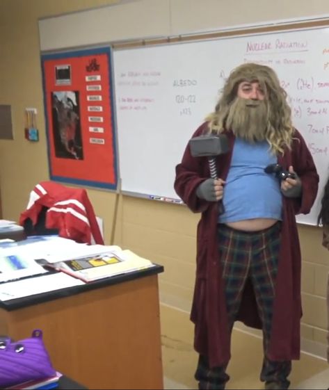 My physical science teacher dressed up as post Infinity War Thor for Halloween and it's the best Marvel Costume ever Teacher Dresses, Marvel Costumes, Hero Costumes, Super Hero Costumes, Easy Halloween, Marvel Movies, Thor, Halloween Costumes, Dress Up