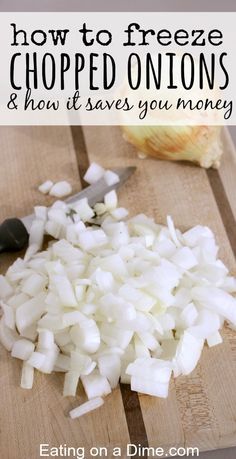 Freeze Chopped Onions.  The easier it is to make my dinners, the less likely we are to head out to eat. The more we eat at home, the more money we save. :) One of the easiest ways to start freezer cooking is to start with chopping onions. Check out the step by step DIY tutorial here! Freeze Onions, Freezing Onions, Freezing Food Guide, Desserts Nutella, Freezing Vegetables, Freezing Fruit, Freezer Meal Prep, Frozen Veggies, Food Saver