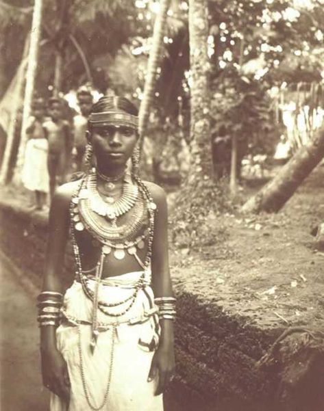 Kerala 90 years ago - Imgur Vintage India, Ancient India, Indian History, Indian Aesthetic, Vintage Portraits, South Asia, World Cultures, African Beauty, Sanskrit