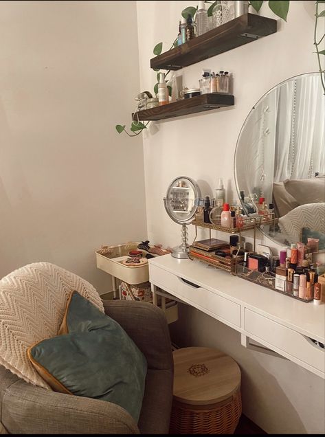 School And Makeup Desk, College Desk Vanity, Makeup Corner Ideas, Dorm Room Vanity Ideas, Makeup Space For Small Room Vintage, Vanity And Bookshelf, Get Ready Station In Bedroom, College Vanity, Earthy Vanity Aesthetic