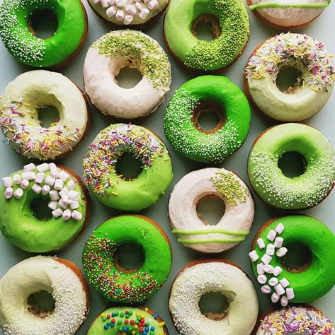 Donut Decorating Ideas, Green Donut, Easy Icing, Baked Doughnuts, Dinosaur Birthday Party Decorations, Donut Decorations, St Patricks Day Food, Matcha Recipe, Mini Donuts