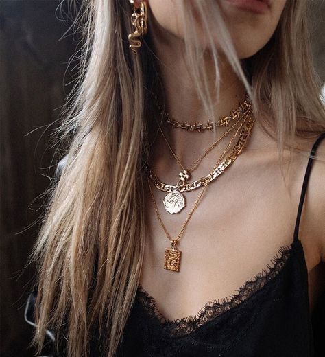 Feyre aesthetic modern acotar aesthetic booktok/ Sarah J. Maas books Edgy Accessories Jewelry, Style With Jewelry, Darkness And Light, Child Of Wild, Style Inspiration Edgy, Grunge Jewelry, Edgy Accessories, Edgy Jewelry, Medallion Necklace