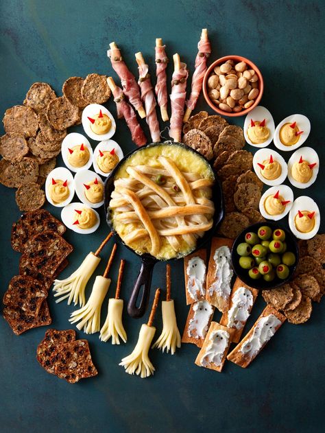 Spooky Snack Board, Spooky Halloween Food Ideas, Spooky Charcuterie Board, Spooky Charcuterie, Pumpkin Pancakes Easy, Mystical Halloween, Halloween Appetizers Easy, Halloween Food Ideas, Spooky Halloween Food