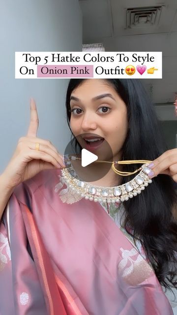 Pink Saree Jewellery Set, Pink Gown Jewellery Ideas, Necklace For Gown Indian, Earrings For Pink Saree, Necklace For Pink Lehenga, Makeup Look For Pink Saree, Pink Lehanga Jewellery Combination, Onion Colour Dress Combination, Jewellery Colour Combination