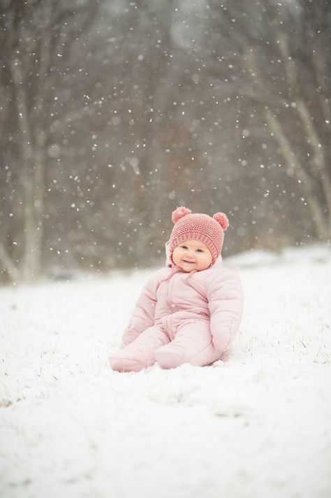 Snow Baby Pictures, Olives Photography, Winter Baby Pictures, Winter Family Photography, Christmas Baby Pictures, Magical Pictures, Month Photos, Snow Photoshoot, Winter Family Photos