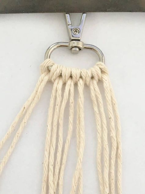 Keychain Diy Easy, Macrame Keychain Tutorial, Diy Macrame Keychain, Keychain Tutorial, Diy Statement Necklace, Diy Lanyard, Macrame Knots Pattern, Diy Macrame Plant Hanger, Macrame Wall Hanging Diy