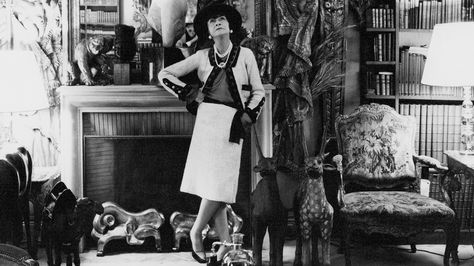 Where the iconic designer lived, worked, ate, and found inspiration in the City of Light. Coco Chanel Aesthetic, Coco Chanel Birthday, Chanel Birthday, Chanel Aesthetic, Lace Apron, Mademoiselle Chanel, Chanel Boutique, Gabrielle Chanel, Evening Dresses Short