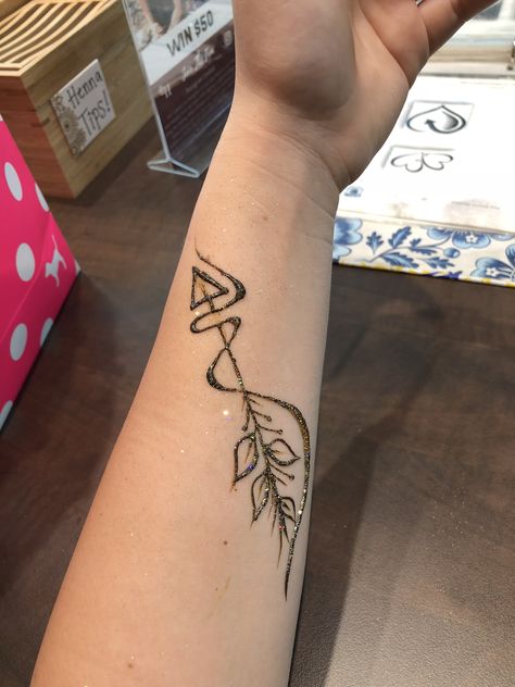 Cute arrow henna Arrow Henna Designs, Henna Forearm, Tattoo Designs Men Arm, Tattoo Triangle, Cute Arrow, Henna Inspired Tattoos, Henna Inspo, Triangle Tattoos, Henna Tattoo Designs Simple