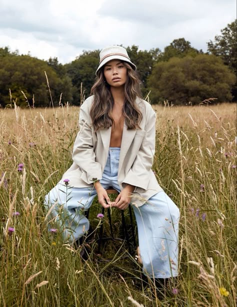 Streetwear Photoshoot Outside, Outdoor Fashion Photoshoot Ideas, Natural Fashion Photography, Fashion Shoot In Nature, Clothing Photography Model, Fashion Outdoor Photoshoot, Photoshoots In Nature, Photography Outfits For Women, Outdoor Clothing Photoshoot