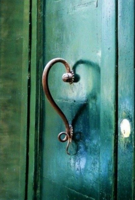 Heart In Nature, Door Knobs And Knockers, Door Detail, Green Door, Old Doors, Unique Doors, Beautiful Doors, Door Knockers, Heart Art