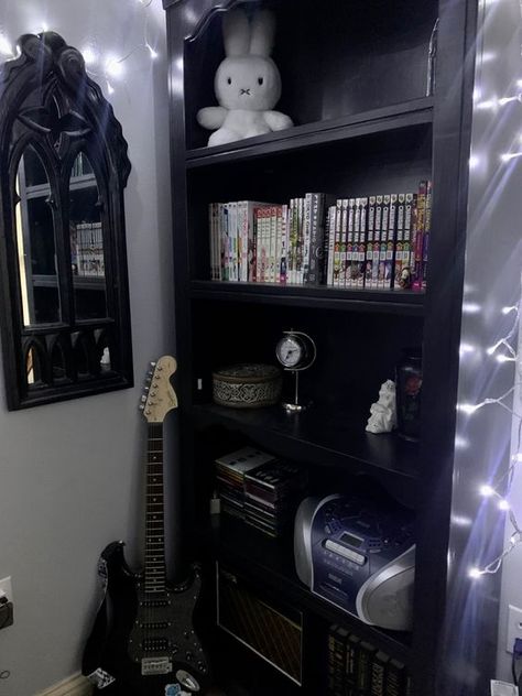 Black Themed Room Aesthetic, Black Y2k Room Aesthetic, Black Room Inspiration, Edgy Teen Room, Room Decor Alt, Emo Bedroom Aesthetic, Black Desk Aesthetic, Room Decor Ideas Black, Room Inspo Dark