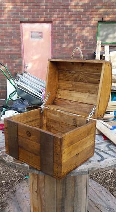 Treasure Chest Out of Repurposed Pallet Wood ........................................................ Please save this pin... ........................................................... Visit Now! OwnItLand.com Repurposed Pallet Wood, Pallet Chest, Pallet Boxes, Reclaimed Wood Projects, Pallet Creations, Recycled Pallets, Pallet Crafts, Wood Pallet Projects, Diy Pallet Projects