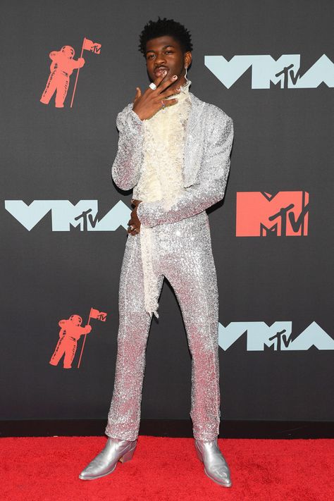 MTV VMAs Trend: 2019 Was Year of Men in Gender Non-Binary Outfits – Footwear News Vmas Dress, Non Binary Outfits, Glitter Suit, Silver Suit, Grammy Outfits, Vmas Red Carpet, The Jonas Brothers, Silver Outfits, Rainbow Fish