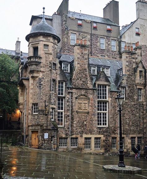 Elephant House Edinburgh, Antique Buildings, Elephant House, Architecture Aesthetic, Travel Scotland, Stockholm Syndrome, Sore Eyes, Ghost Tour, Fantasy Castle