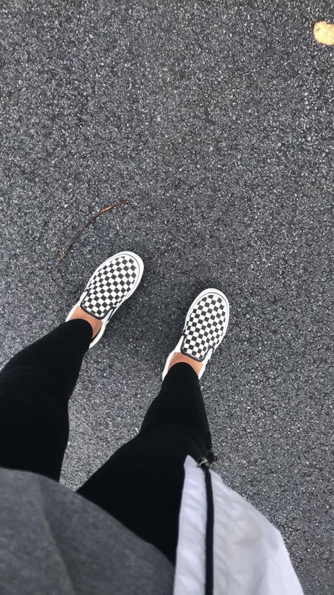 Checkered vans outfit Checkard Vans Outfit, Checkered Vans Aesthetic, Vans Shoes Aesthetic, Outfits Con Vans, Gucci Men Shoes Sneakers, Checkered Vans Outfit, Vans Shoes Outfit, Slip On Outfit, Closets Ideas