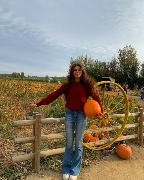 Aesthetic With Friends, Hygge Autumn, Fall Aesthetic Pictures, Fall New England, Aesthetic Picture Ideas, Pumpkin Patch Photoshoot, Pumpkin Patch Pictures, New England Aesthetic, Fall Instagram