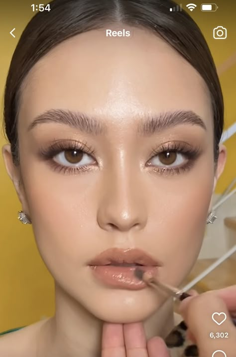 Soft Smokey Eye Makeup Asian, Brown Tone Makeup Looks, Asian Bridal Makeup Natural, Warm Makeup Looks For Brown Eyes, Korean Smokey Eye Makeup, Smokey Eye Asian, Mono Eyelid Makeup, Asian Soft Glam Makeup, Thai Makeup Looks Wedding