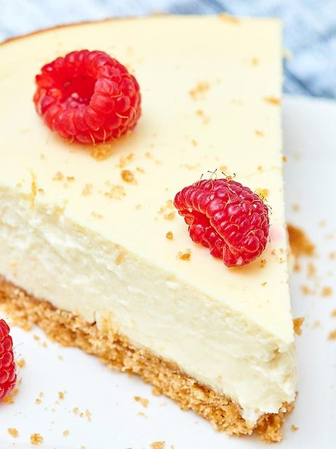 This light greek yogurt cream cheese cheesecake has decadence written all over it, but I love that it's lightened up! I promise you won't miss the full fat cream cheese and heavy sour cream. This cheesecake is light and fluffy, but still rich, has a very subtle lemony flavor and it won't leave you feeling guilty! showmetheyummy.com #light #cheesecake #greekyogurt #creamcheese #lightenedup #dessert Recipe Using Plain Yogurt, Light Cheesecake Recipe, Whipped Greek Yogurt, Low Fat Cheesecake, Greek Yogurt Cream Cheese, Low Calorie Cheesecake, Cheesecake Healthy, Quick Cheesecake, Yogurt Cream Cheese