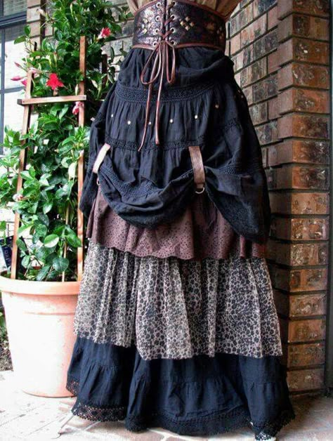 Love the skirt layers Basic Halloween Costumes, Female Pirate Costume, Mode Steampunk, Steampunk Pirate, Pirate Wench, Fest Outfits, Estilo Hippy, Mode Boho, Gothic Clothing