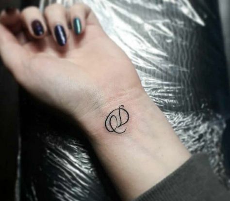 Letter D Tattoo, Boyfriend Name Tattoos, Initial Tattoos, Tattoo On The Wrist, Wrist Tattoos Girls, Tattoo On Wrist, Phönix Tattoo, Diy Tattoo Permanent, Butterfly Wrist Tattoo