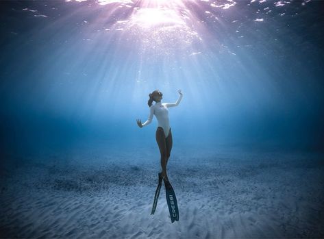 Ralf Waldo Emerson, Person Diving Into Water, Girl Underwater, Woman Submerged In Water, Underwater Figure Photography, Woman Diving Into Water, Scuba Diver Girls, Free Diving, Underwater Art