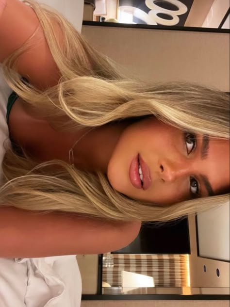 Brown Eye Makeup Blonde Hair, Blonde Hair Gold Jewelry, Brown Hair Blonde Eyebrows, Honey Blonde Hair Green Eyes, Blond Hair On Tan Skin, Makeup For Blonde Hair Brown Eyes, Blondes Aesthetics, Blonde For Brown Eyes, Brown Eyes Blonde Hair Makeup