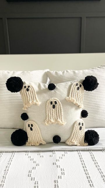 Halloween Interior, Macrame Pillow, Halloween 23, Ghost Pillow, Ghost Diy, Pom Pom Maker, Yarn Pom Pom, Pumpkin Pillows, Pumpkin Party