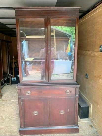 Do you have a vintage china cabinet waiting to be painted? Check out the before and after photos for some modern blue inspiration, making it the perfect addition to you dining room. #diy #hutch #makeover Vintage China Cabinet Makeover, Antique China Cabinet Makeover, Diy Hutch, Dining Set Makeover, Refurbish Ideas, Farmhouse China Cabinet, Vintage China Cabinet, Antique China Cabinet, Cabinet Makeover Diy