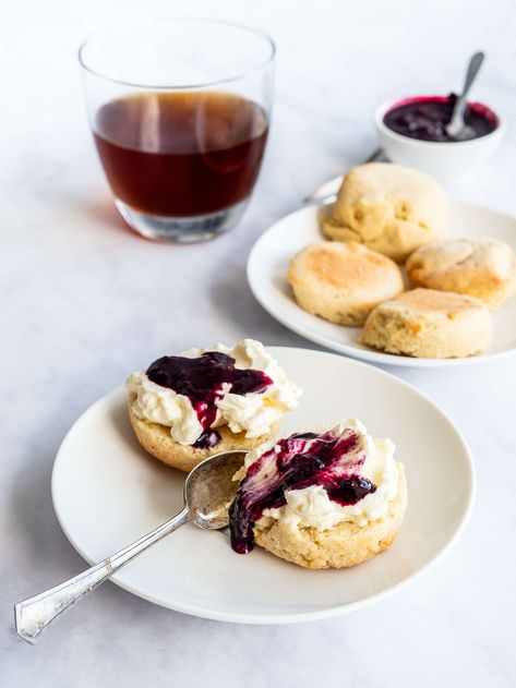 Keto Scones Keto Scones Recipe, Keto Scones, Keto Pastry, Keto Eating, Pan Sin Gluten, Keto Biscuits, Scones Recipe, Low Carb Dessert, Keto Lifestyle