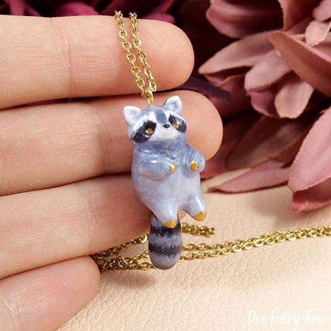 Raccoon Gift Ideas, Ceramic Charms, Tiny Animals, The Giraffe, Cute Polymer Clay, Clay Animals, Ceramic Animals, Cute Clay, Clay Miniatures