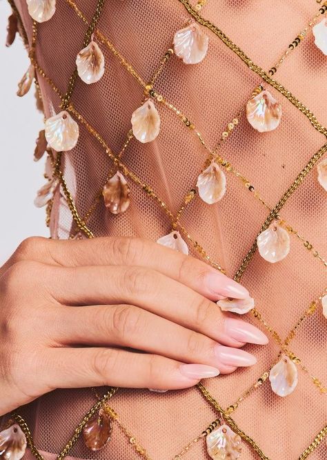 Seashell Dress Design, Oyster Inspired Fashion, Shell Fashion Design, Pink Prom Dresses 2023, Sea Shell Dress, Seashell Dress, Shell Embroidery, Shell Dress, Edgy Bridal