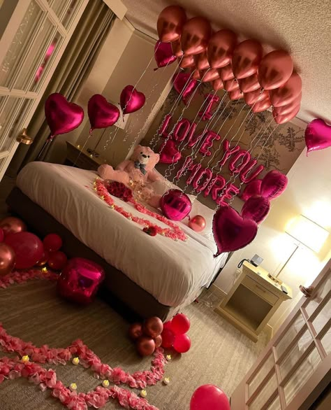 Valentines Weekend Ideas, Room Balloon Decor, Wedding Night Room Decorations Romantic, Valentine Hotel, Valentine's Day Hotel, Wedding Night Room, Valentine Bedroom, Valentine Bedroom Decor