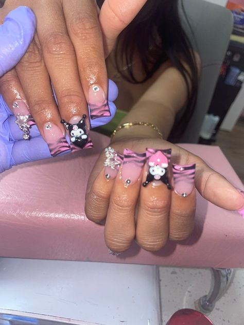 Short Junk Nails Hello Kitty, Short Nails Acrylic Y2k, Yk2 Duck Nails, Kuromi Duck Nails, Duck Tip Nails Y2k, Shortie Duck Nails, Black And Pink Duck Nails, Y2k Hello Kitty Nails Short, Short Duck Nails Acrylic Y2k