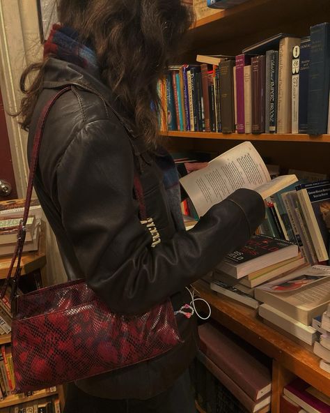 Red Dark Academia Aesthetic, Dark Red Academia, Red Academia Aesthetic, Indie Academia, Books Fashion, Fall Reading, Aria Montgomery, Dark Academia Aesthetic, Academia Aesthetic