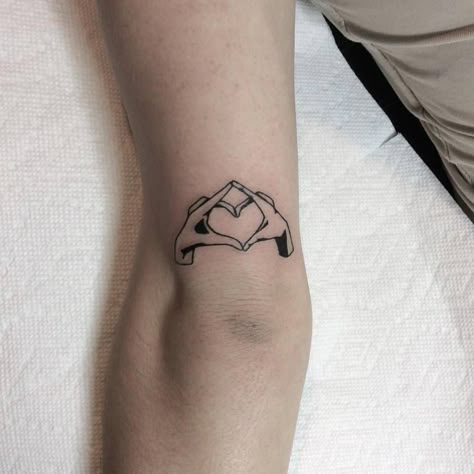 Hand Heart Tattoo, Hand Tattoo Images, Tattoos Creative, Heart Shaped Hands, Hands Tattoo, Sketches Tattoo, Bestie Tattoo, Tattoos Simple, Small Tats