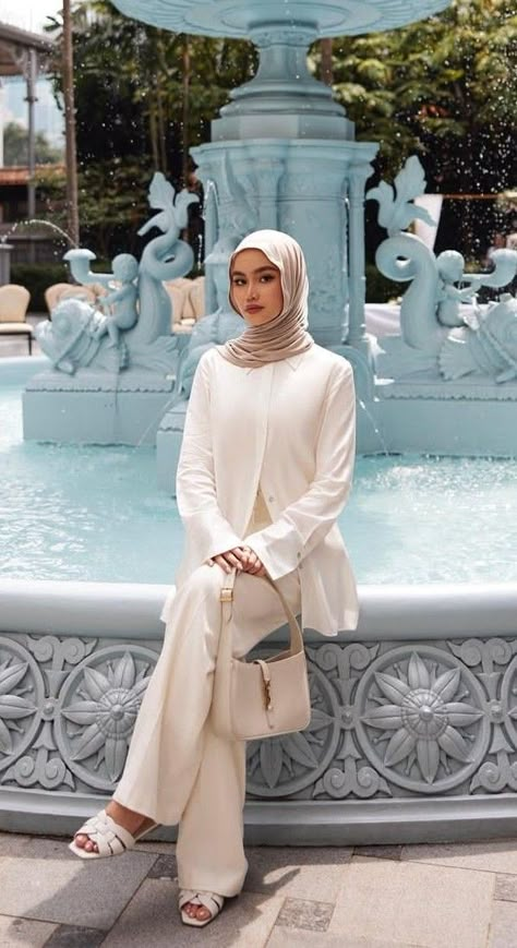 Classy Muslim Outfits, Old Money Home Outfits, Formal Hijab Outfit Classy, Old Money Hijab Outfit, Beige Hijab, Ivory Outfit, Modest Outfits Muslim, Muslimah Fashion Casual, Outfits Muslim