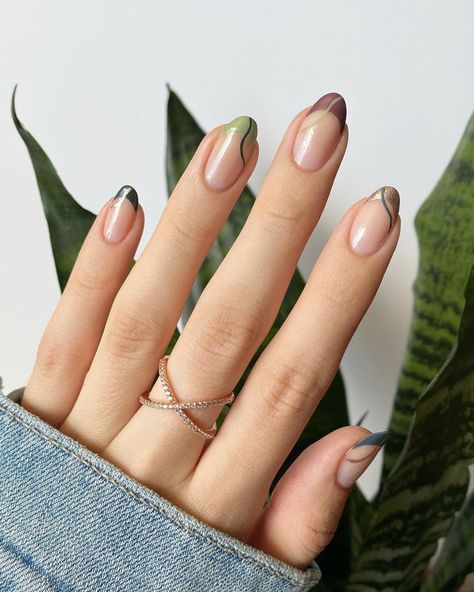 55 Prettiest Late Summer Nails to Inspire You Fall Almond Nails, French Tip Nail Designs, Almond Shape Nails, Basic Nails, Fall Acrylic Nails, Almond Nails Designs, Almond Acrylic Nails, Christmas Nails Acrylic, Neutral Nails