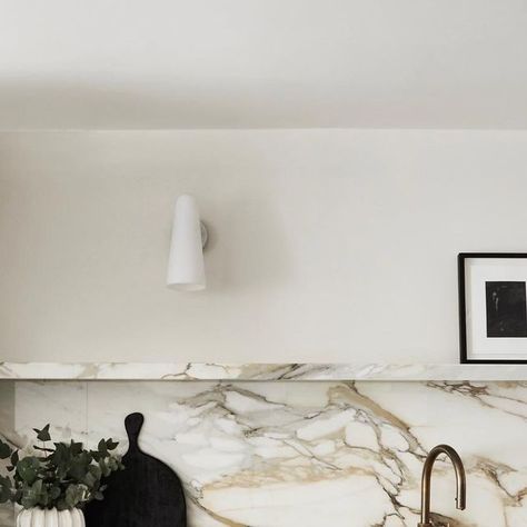 Covet Noir on Instagram: "It’s been a while since we’ve shared a kitchen shot and this is one our faves. We layered in dark accents to contrast with the golden veining of the Calacatta Borghini marble 🖤 . . . 📸 @helencathcart #covetnoir #interiordesign" Calacatta Borghini Kitchen, Viola Calacatta Kitchen, Calacatta Borghini Marble Kitchen, Calacatta Vagli Marble Kitchen, Calcutta Borghini Marble, Unique Calacatta Black Quartz, Covet Noir, Viola Calacatta Marble, Calacatta Borghini Marble