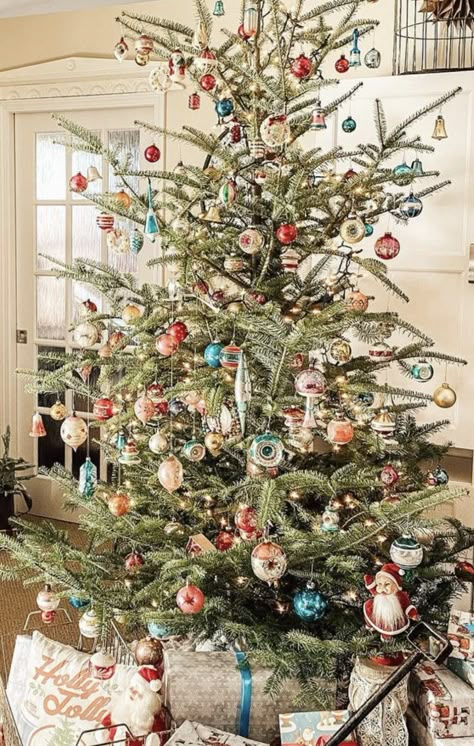 Tabletop Christmas Tree Ideas Display, Old Fashioned Christmas Tree Ideas, Old Time Christmas Tree, Vintage Style Christmas Tree, Vintage Christmas Trees, Old Fashioned Christmas Tree, Vintage Christmas Tree Ideas, Old Fashion Christmas Tree, Retro Christmas Tree