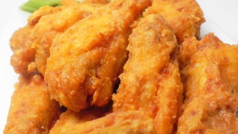 Easy Restaurant-Style Buffalo Chicken Wings Buffalo Chicken Wings Recipe, Deep Fried Chicken Wings, Deep Fried Chicken, Hot Wing Recipe, Spicy Appetizers, Poultry Dishes, Savory Foods, Chicken Wings Recipe, Buffalo Chicken Wings