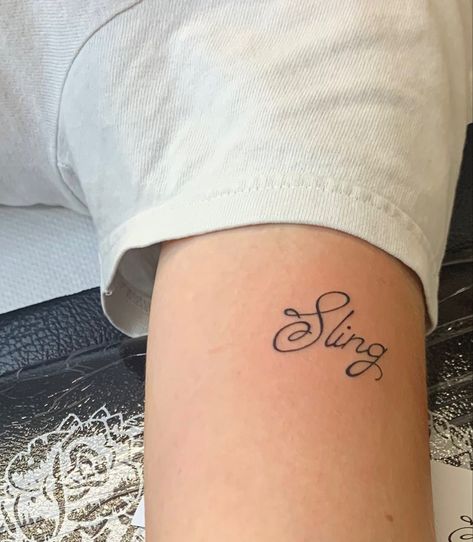 Clairo Sling Tattoo, Clairo Inspired Tattoos, Bags Clairo Tattoo, Sling Tattoo, Clairo Tattoos Ideas, Clairo Tattoos, Dainty Tattoo Placement, Cute Tats, Tattoo Now