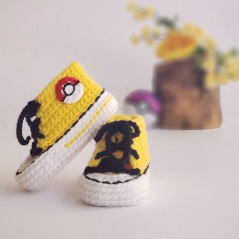 Crochet Baby Announcement, Pokemon Baby Announcement, Pokemon Pregnancy Announcement, Pokemon Baby Shower Ideas, Ghibli Baby, Pokemon Party Favors, Nerd Baby, Macrame Baby, Handmade Baby Shoes