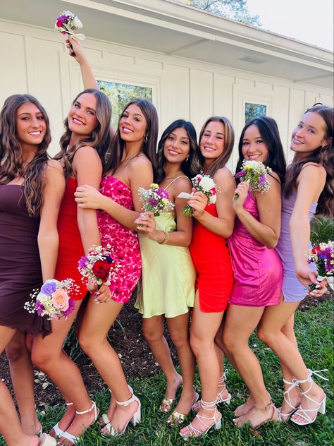 #Homecoming #Dress #minidress #hoco #hocodress #poses #hocoposes #hocodance Homecoming Pose, Hoco Friends, Highschool Homecoming, Homecoming Photoshoot, Photoshoot Best Friends, Homecoming Friends, Saxon Phonics, Poses For Friends, Hoco Poses