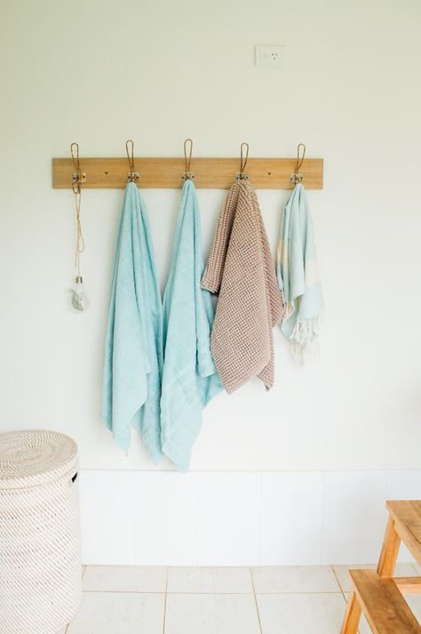 5 Ways You’re Ruining Your Towels Without Realizing It | Apartment Therapy Wet Towel Hanging Ideas, Towel Hanging Ideas, Hang Towels In Bathroom, Home Decor Business, Cleaning Inspiration, Decor Business, Bathroom Hacks, Bathroom Towel Bar, Wet Towel