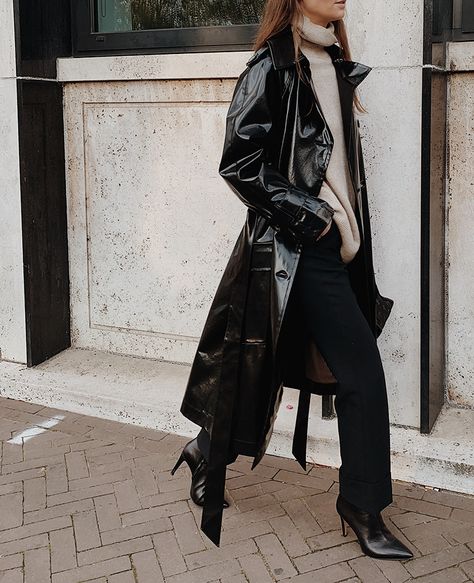 Vinyl Trench Coat, Leather Coat Outfit, Fall Fashion Coats, Trench Coat Outfit, Black Leather Coat, Stil Inspiration, Looks Street Style, Mode Ootd, Trench Coat Black