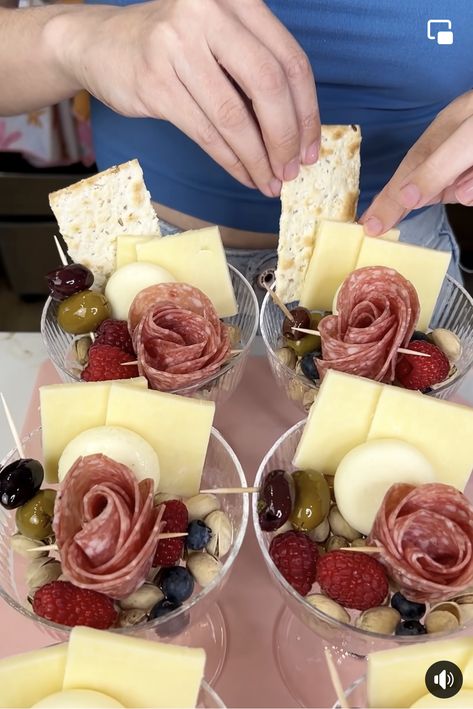 Individual Charcuterie, Camping Lunch, Wine Snacks, Graduation Party Foods, Edible Creations, Fruit And Vegetable Carving, Appetizers Easy Finger Food, Charcuterie Recipes, Video X