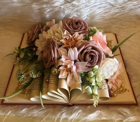 Open Book Centerpieces, Book Floral Centerpieces, Book Wedding Bouquet, Book Centerpiece Ideas, Book Decor Wedding, Book Centerpiece, Book With Flowers, Book Centerpieces, Book Themed Wedding