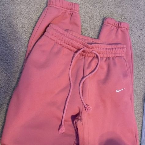 Nike Hoodie And Sweatpants Set, Nike Pink Sweatpants, Pink Nike Clothes, Nike Sweatpants Pink, Pink Nike Outfits For Women, Pink Nike Sweatpants, Pink Sweats Outfit, Pink Sweatpants Outfit, Nike Sweatpants Outfit